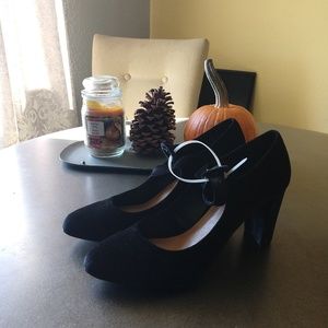 Womans dress shoes manmade velvet never worn